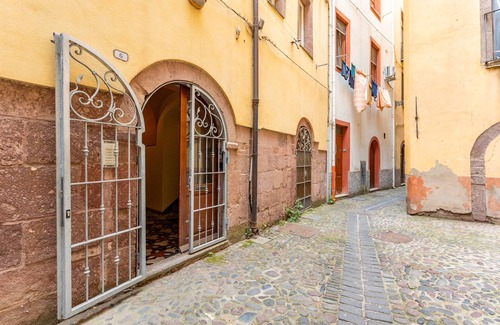 Bosa Historic Centre Apartment | Apartment 'Vista Sul Fiume' with Lake View, Wi-Fi and Air Conditioning