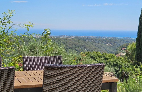 Saint-Jeannet Apartment | Apartment VUE MER on the Côte d'Azur with garden for 2 - 3 persons
