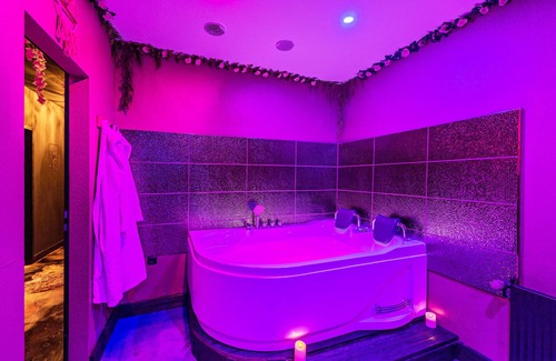 Ostviertel Apartment | Apartment 'Wellness Suite Mit Whirpool, Sauna' with Wi-Fi