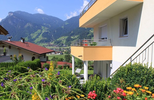 Ramsau im Zillertal Apartment | Apartment with garden in sunny and central dream location and own heat cabin