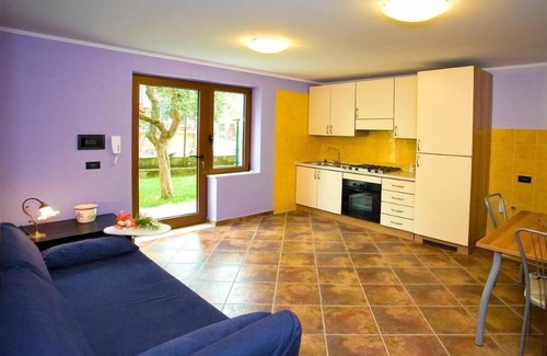 Toscolano Maderno Apartment | Apartment with garden near the beach in Toscolano Maderno Lake Garda