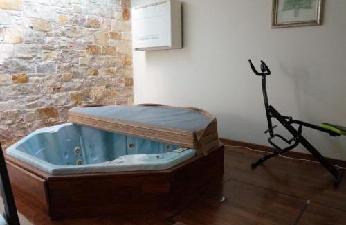 Dasamari Apartment | Apartment with a garden, BBQ, swimming pool and jacuzzi