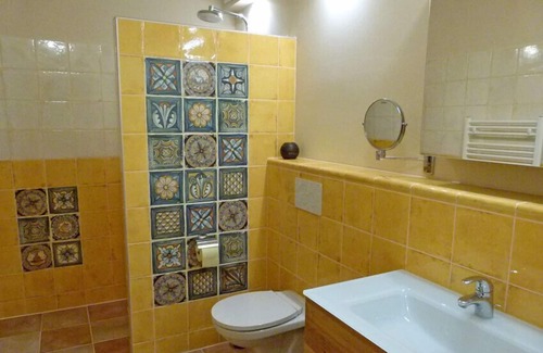 Maria Lanzendorf Apartment | Apartment with kitchenette and shower with rain shower head