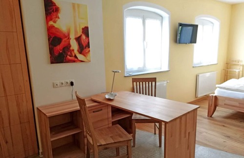 Maria Lanzendorf Apartment | Apartment with kitchenette and shower with rain shower head