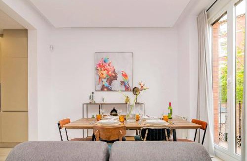 Barrio de La Latina Apartment | Apartment with Balconies in La Latina by Batuecas