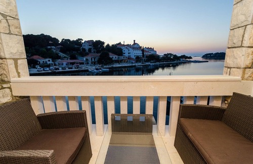 Pomena Apartment | Apartment with balcony and sea view