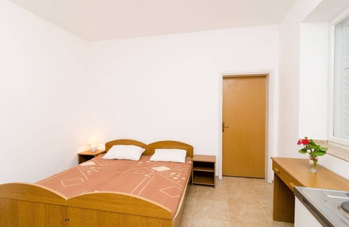 Pomena Apartment | Apartment with balcony and sea view