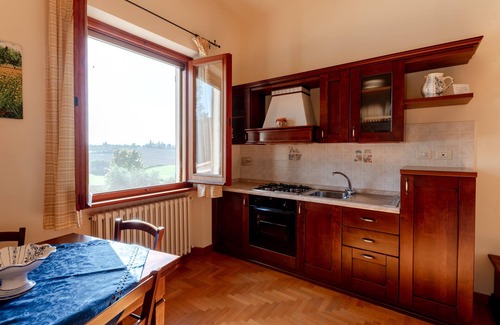 Castiglione del Lago Apartment | Apartment with canopy bed, private garden with panoramic view of the pool