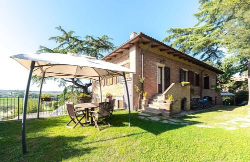 Castiglione del Lago Apartment | Apartment with canopy bed, private garden with panoramic view of the pool