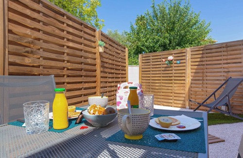 Puget-sur-Argens Apartment | Apartment with Jacuzzi 40m2 four-poster bed