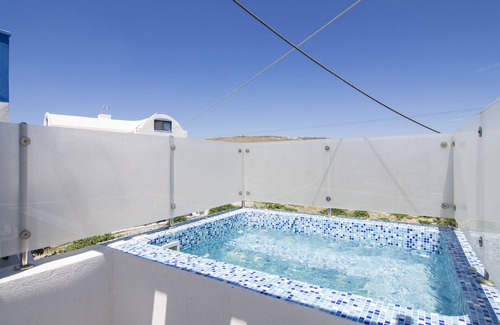 Perivolos Apartment | Apartment with Οutdoor Hydro-Massage @ White & Blue