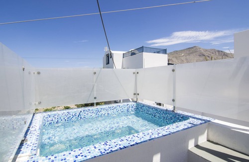 Perivolos Apartment | Apartment with Οutdoor Hydro-Massage @ White & Blue