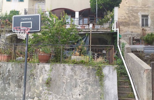 Ortonovo Apartment | Apartment with patio and garden 10 min from Portovenere and 15 min from 5 Terre