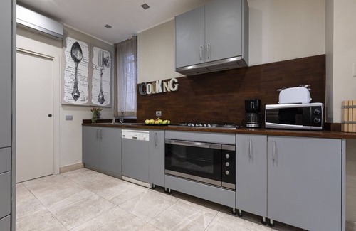 Rome City Centre Apartment | Apartment with rooftop balcony in Central Rome for 8 people