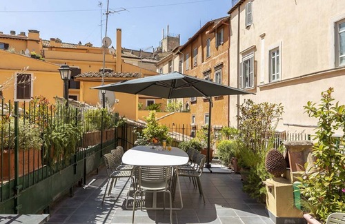 Rome City Centre Apartment | Apartment with rooftop balcony in Central Rome for 8 people
