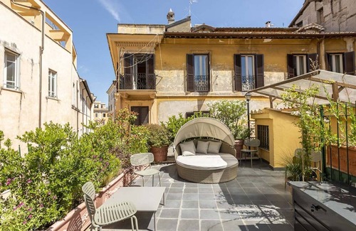 Rome City Centre Apartment | Apartment with rooftop balcony in Central Rome for 8 people