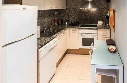 Girona Apartment | Apartment with terrace and private parking, Girona