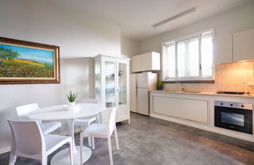 Stazzo Apartment | Apartment with terrace and direct access to the sea. Shared pool. Corallo