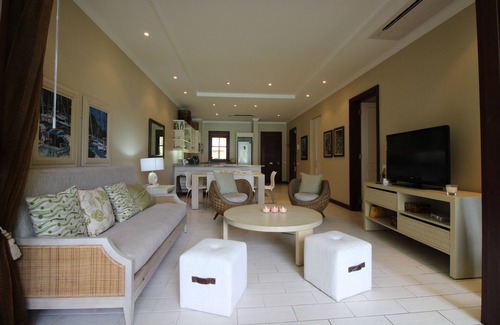 Eden Island Apartment | apartment with terrace and garden, feet in the water!