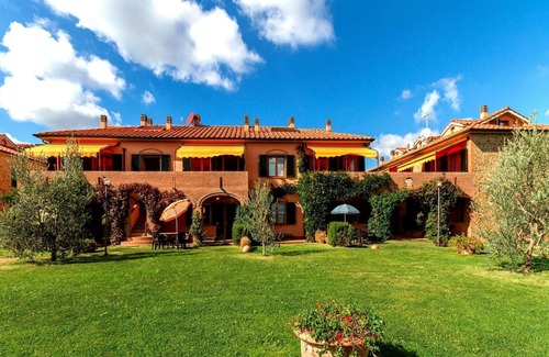Sughera Apartment | Apartment with WIFI, A/C, pool, TV, terrace, panoramic view, parking, close to San Gimignano