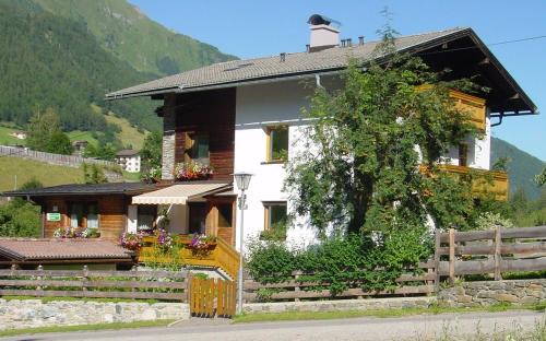 Pragraten Apartment | Apartments Auenheim