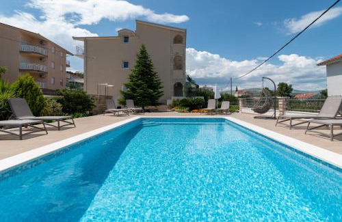 Arbanija Apartment | Apartments Brico - Heated Pool