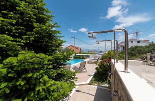 Arbanija Apartment | Apartments Brico - Heated Pool