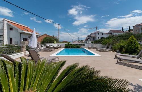 Arbanija Apartment | Apartments Brico - Heated Pool