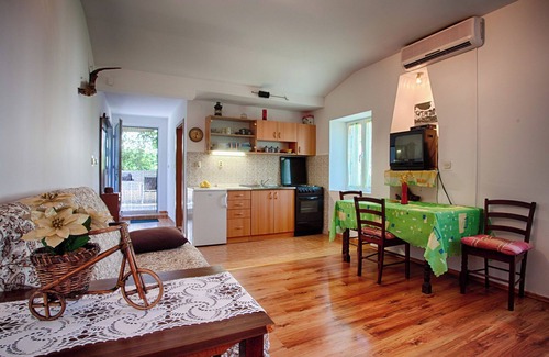 Komiza Apartment | Apartments Dina (117411-A1) - Komiza - island Vis