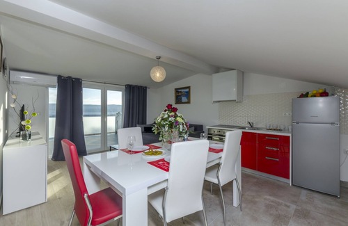 Ruskamen Apartment | Apartments Lorenzo (26581-A1) - Lokva Rogoznica