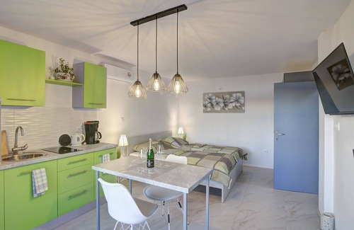 Vratarusa Apartment | Apartments Luka & Leona - Two Bedroom Apartment with Balcony Luka