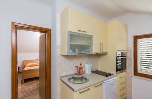 Hodilje Apartment | Apartments Memunić - One Bedroom Apartment with Garden View