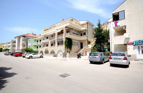 Istok Apartment | Apartments Pero (36191-A3) - Makarska