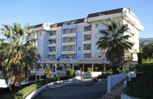 Scalea Apartment | Apartments with a tennis court and a barbecue