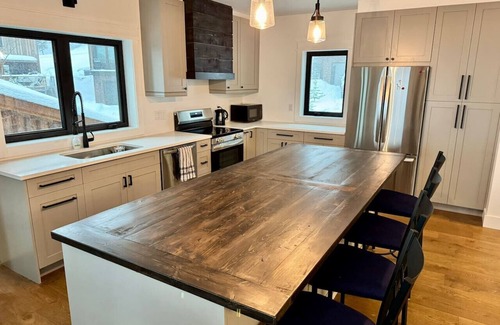 Okanagan-Similkameen Ski Chalet | Apex Mountain - Boards `n` Blades Chalet