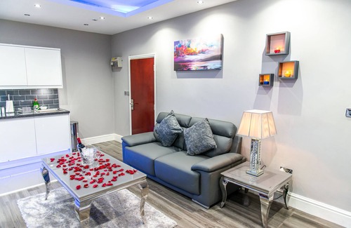Bradford Apartment | Aphrodite suites The Royal Spa Suite JET SPA BATH