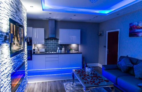 Bradford Apartment | Aphrodite suites The Royal Spa Suite JET SPA BATH