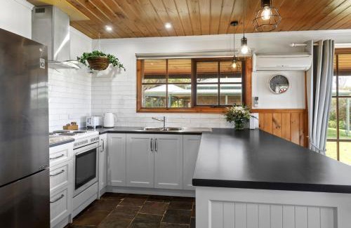 Marengo House | Apollo Bay Cottages- Wild Dog