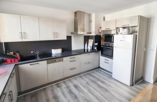 Aurillac Apartment | App 94 m2, balcon, ascenseur, 2 ch, 4 couchages