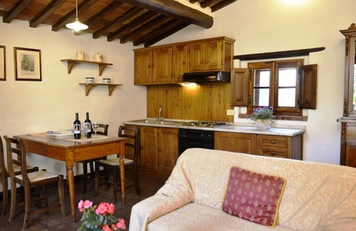 San Pietro a Cegliolo Apartment | APP. GIRASOLE x4 Beautiful farmhouse surrounded by nature, with swimming pool just 3 km from Cortona