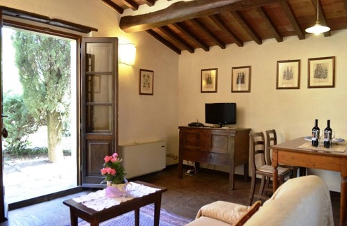 San Pietro a Cegliolo Apartment | APP. GIRASOLE x4 Beautiful farmhouse surrounded by nature, with swimming pool just 3 km from Cortona