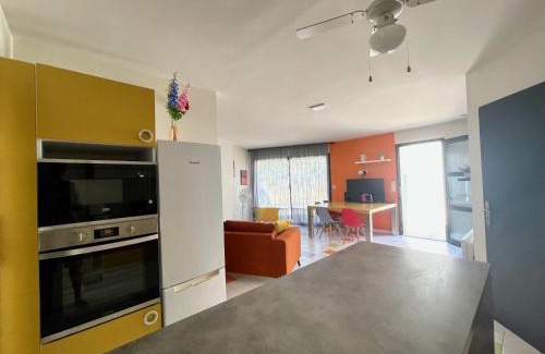 Bessan Apartment | Appart Pop-Art proche autoroute, plages et attractions, Wifi - TV, déco stylée, calme