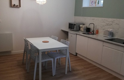 Le Creusot Apartment | Appart Rétrot-Apartment-Family-Ensuite with Bath