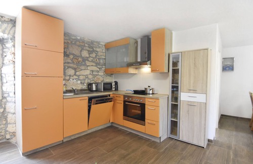 Vilanija Apartment | Appartamento con tre Camere, Terrazzo e Piscina Condivisa Vicino a Umago