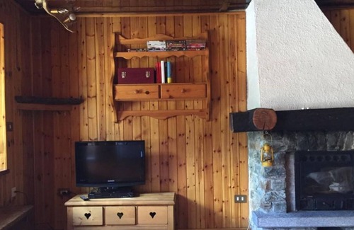 Bisous Apartment | Appartamento in Borgo Storico, Luminoso e con Ampia Vista Sulla Vallata
