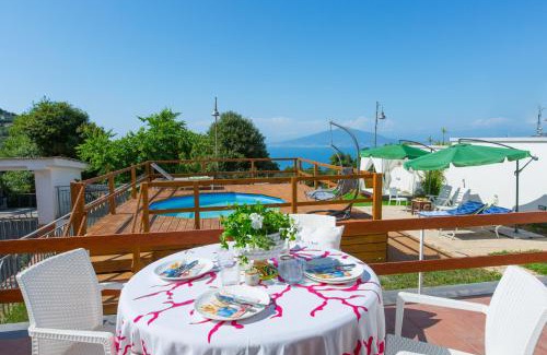 Sant'Agata sui Due Golfi Villa | Appartamento in Villa con Terrazzo e Vista Golfo