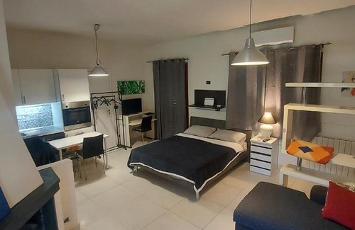 Aci Sant'Antonio House | Appartamento suite deluxe climatiz cucina giardino wifi smart tv amazon prime video inclusi