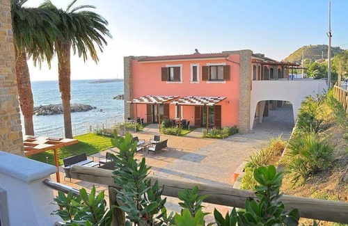 Acciaroli House | Appartamento Torre Caleo L: A charming apartment located right on the beach, with Free WI-FI.