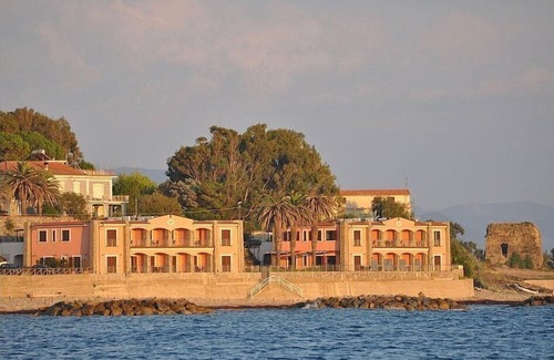 Acciaroli House | Appartamento Torre Caleo L: A charming apartment located right on the beach, with Free WI-FI.