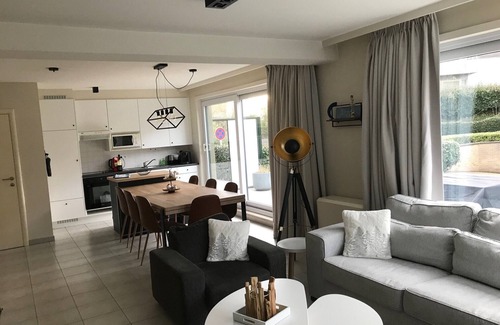 Sint-Idesbald Apartment | Appartement 3 Slaapkamers met Groot Zonnig Terras + Garage Box - Nabij Strand